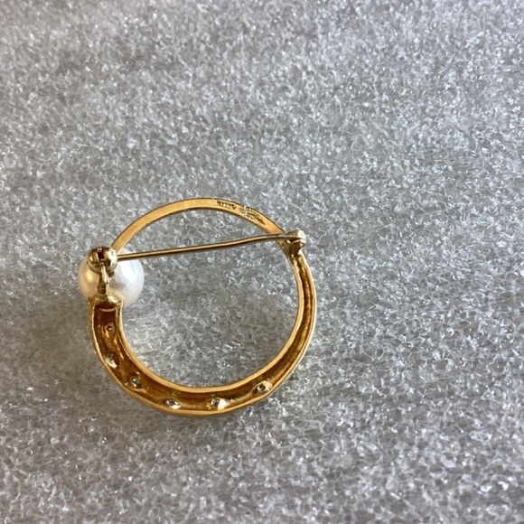Vintage Signed 14k Gold , Diamond & Pearl Circle Pin 3.5 grams - Picture 4 of 5